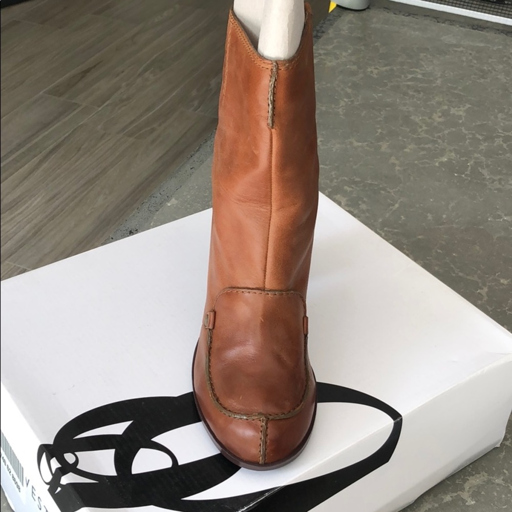 Boots - Picture 3 of 4